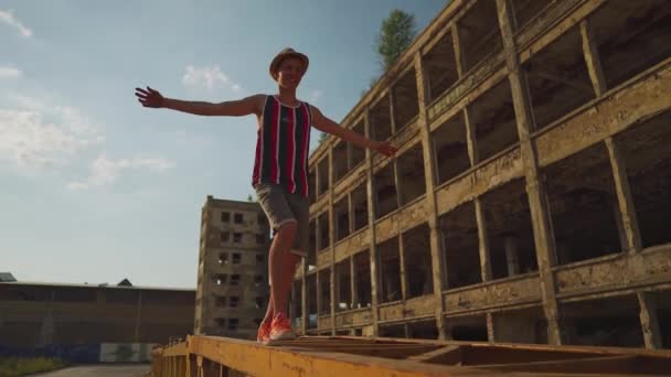 Молодой Мужчина Счастливо Бегает Танцует Металлической Баррикаде Городском Районе Яркий — стоковое видео