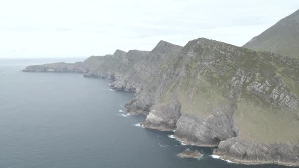 Massive Rocky Cliffs Croaghaun Seafront Achill Island County Mayo Ierland — Stockvideo