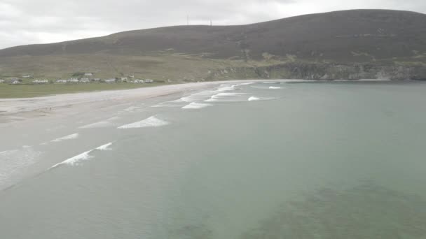 Wellen Und Sanddünen Ruhigen Strand Von Kiel Auf Der Achill — Stockvideo