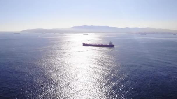 Vista Aérea Navio Carga Que Viaja Através Estreito Gibraltar Com — Vídeo de Stock