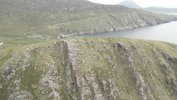 Flyover Isolated Structure Peak Croaghaun Cliffs Achill Island County Mayo — Vídeo de stock