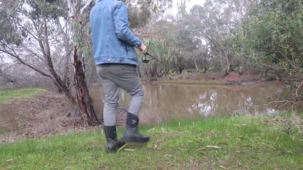 Een Vissers Werpt Een Lijn Een Outback Drinkplaats Australië — Stockvideo