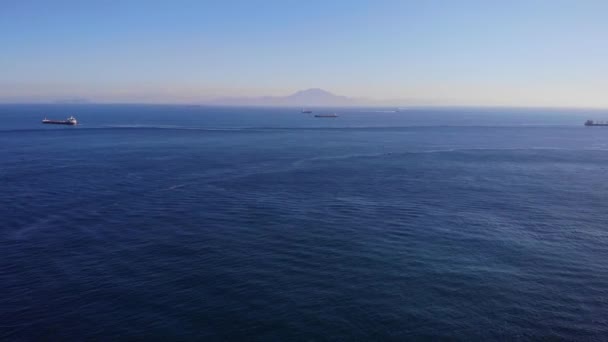 Luftaufnahme Der Straße Von Gibraltar Mit Schiffen Hintergrund Ein Schuss — Stockvideo