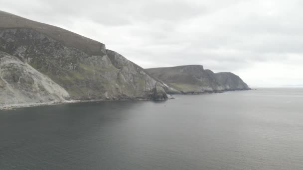 Rlanda Nın Achill Adası Ndaki Keel Sahili Ndeki Minaun Kayalıkları — Stok video