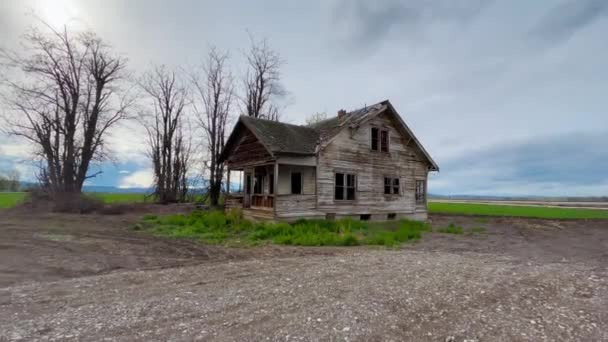 Old Abandoned Farmhouse Creepy Spooky Murder House Concept Zoom Shot — Vídeos de Stock