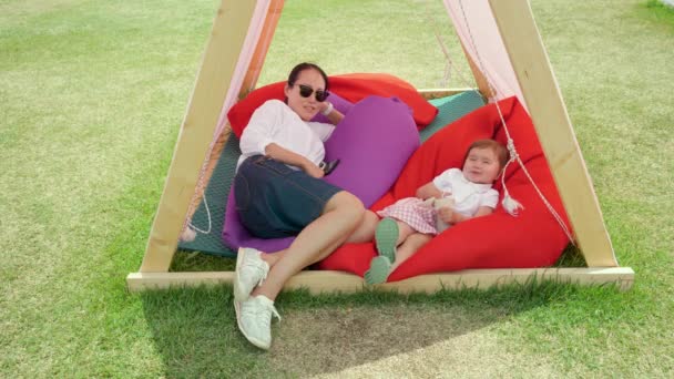 Koreanische Mutter Und Jähriges Mädchen Entspannen Sich Auf Weichen Yogibo — Stockvideo