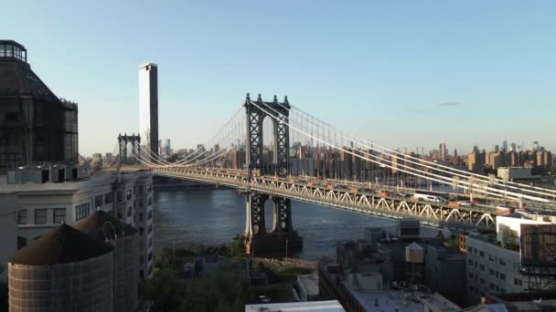 Flying Building Revealing Brooklyn Bridge Golden Hour Shot 24P — Vídeo de stock