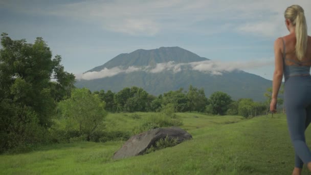 Serena Loira Caminhando Direção Pedregulho Para Ver Melhor Vulcão Agung — Vídeo de Stock
