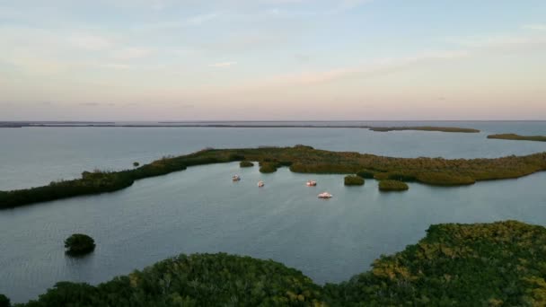 Barcos Placer Flotando Las Aguas Tranquilas Las Llaves Florida Atardecer — Vídeos de Stock
