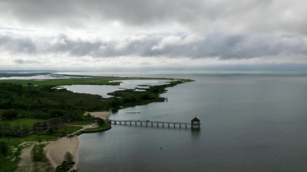 路易斯安那州曼德维尔庞查雷恩湖中的枫丹白露海滩码头 在一个多云的日子里 空中无人驾驶飞机射击 — 图库视频影像