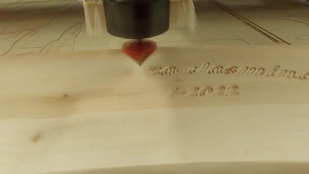 Cnc Router Machine Snijden Wat Tekst Houten Plank — Stockvideo