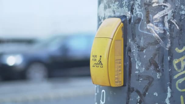 维也纳的盲人路人的黄色信号按钮 后面有车 为视力有问题的人士按下交叉行人天桥标志 让他们安全通过 — 图库视频影像