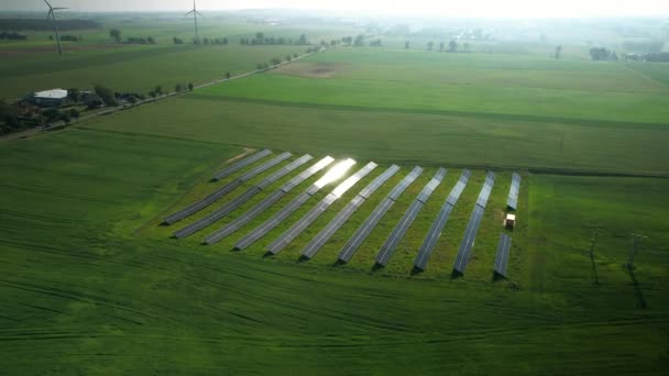 Vuelo Aéreo Lento Por Encima Granja Paneles Solares Paisaje Rural — Vídeo de stock