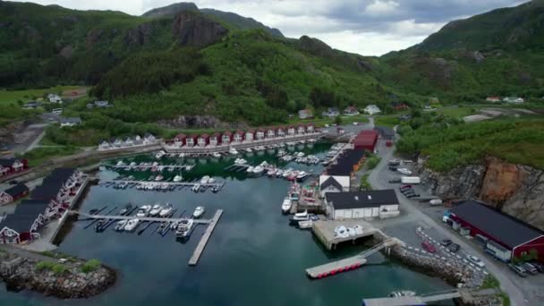 Luchtfoto Achterstevoren Van Een Noorse Jachthaven Helgeland Tonnes Wolken Reflecterend — Stockvideo