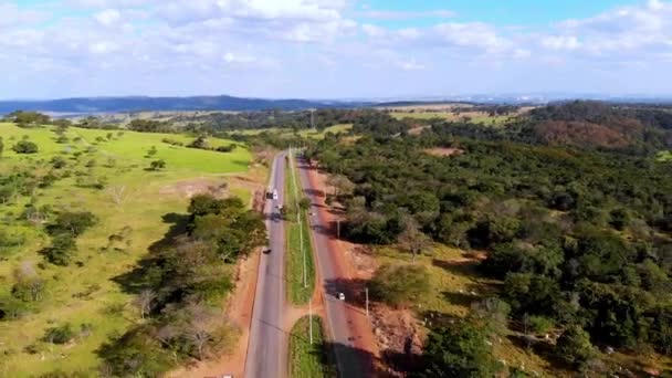 Malownicza Autostrada Przez Zielone Letnie Krajobrazy Przyciągnąć Powrotem Widok Powietrza — Wideo stockowe