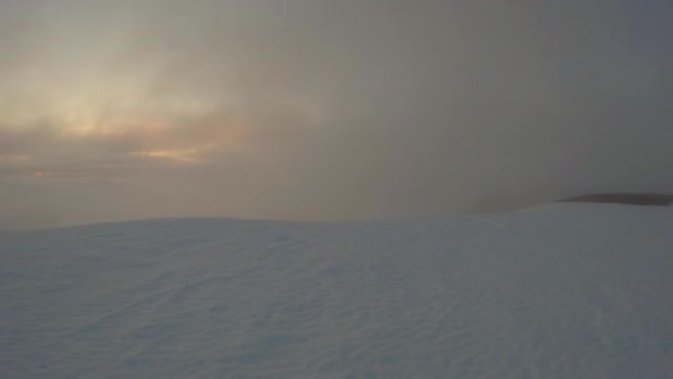 Время Быстро Движущихся Облаков Надвигающихся Заснеженную Горную Вершину Северной Скандинавии — стоковое видео