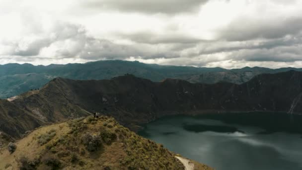 Ludzie Szczycie Góry Podziwiają Piękny Widok Jezioro Krater Krajobraz Wulkanu — Wideo stockowe
