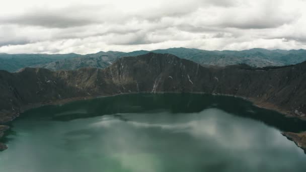 Aerial Backwards Shot Natural Crater Lake Surrounded Volcano Rocks Cloudy — Vídeos de Stock