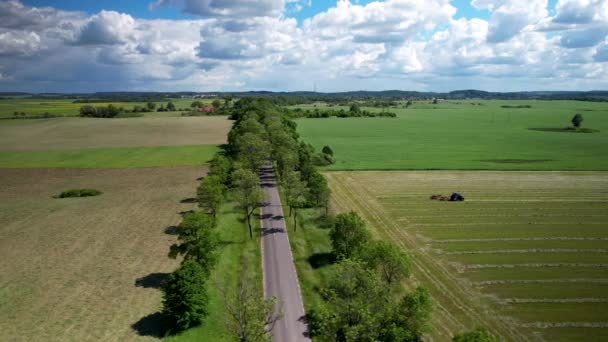 Dromerige Cloudscape Boven Het Uitgestrekte Platteland Road Cropland Provincie Warmia — Stockvideo