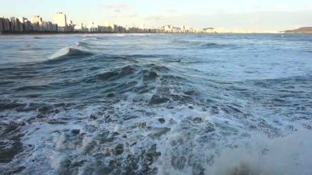 Ondas Fortes Batendo Praia Santos Brasil Cityscape Segundo Plano Câmera — Vídeo de Stock