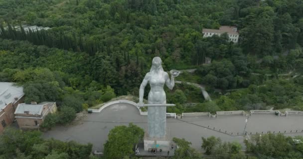 Aerial Shot Mother Georgia Monument Cloudy Day Tbilisi — ストック動画