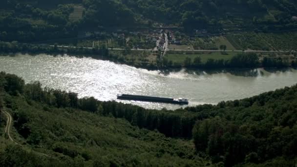 货轮沿着多瑙河沿岸航行 — 图库视频影像