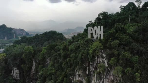 Aerial Panning Shot Sign Ipoh Top Limestone Hill Kawasan Perindustrian — Vídeo de stock