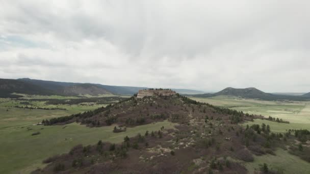 Широкий Повітряний Підхід Меси Піднімається Над Сільськогосподарськими Угіддями Колорадо — стокове відео