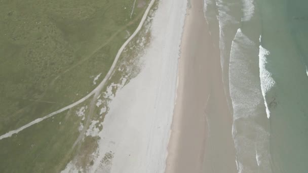 Long Stretch Sandy Shore Mit Ruhigem Dorf Keel Beach Auf — Stockvideo