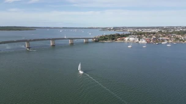 Aerial View Sailboat Sailing Front Bridge Summer Morning Taren Point — Vídeo de stock