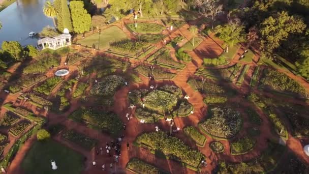 Circular Aerial View Group Tourists Walking Rosedal Park Buenos Aires — Vídeos de Stock