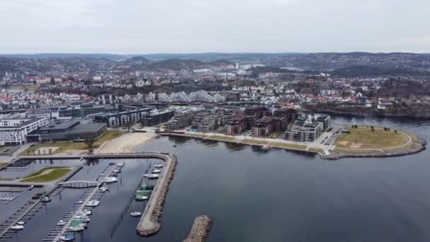 ビーチや川オトラとクリスチャンとノルウェーの空中ビュー 近代的な建築とクリスチャンホルムマリーナとイディルノルウェーの都市 — ストック動画