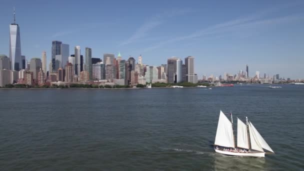 Segelbåt Hudson River Med Manhattan Skyline Bakgrund Spåra Antenn — Stockvideo
