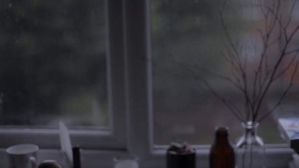 Melihat Keluar Jendela Saat Berada Rumah Pada Hari Hujan Kamera — Stok Video