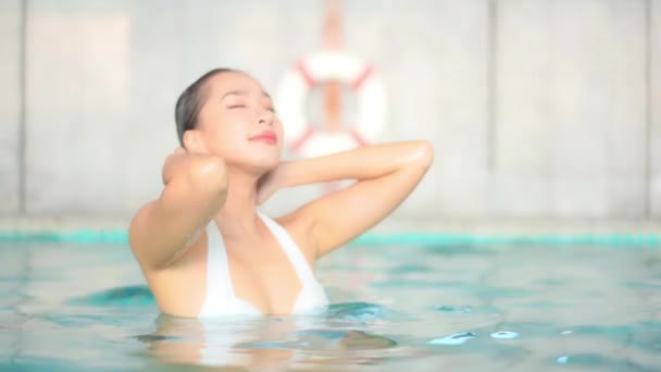 Quente Atraente Ásia Mulher Empurrando Para Trás Molhado Cabelo Piscina — Vídeo de Stock