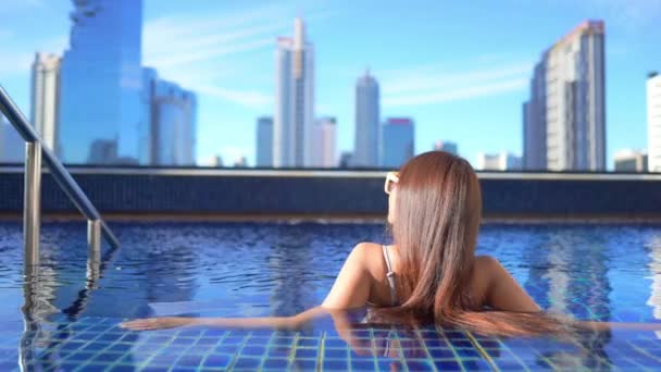 Back View Brunette Young Woman Leaning Border Rooftop Swimming Pool — Stok Video