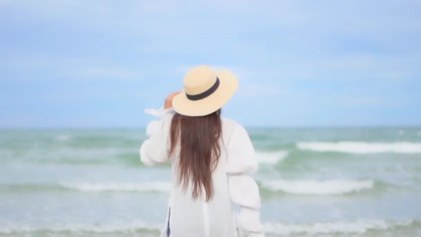 Mulher Blusa Branca Praia Junto Mar Levantando Braços Frente Para — Vídeo de Stock