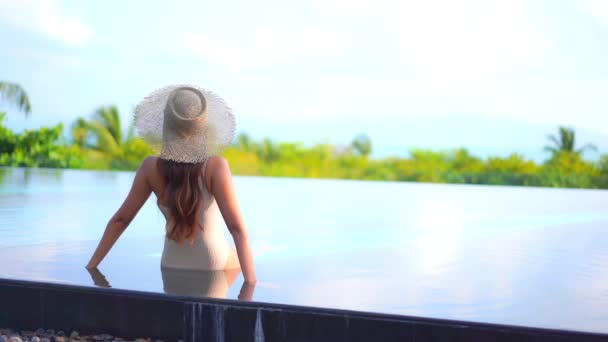 Sexy Woman Sitting Edge Swimming Pool Exotic Hotel Hawaii Wearing — Stock Video