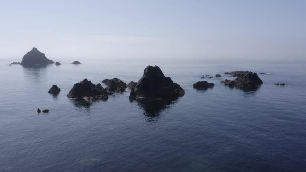 南爱的凯尔特海平静的海水和多雾的沿海岩石小岛 — 图库视频影像