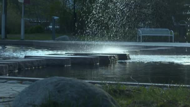 Вода Фонтану Парку Сло Падає Великі Гранітні Плити Басейні — стокове відео