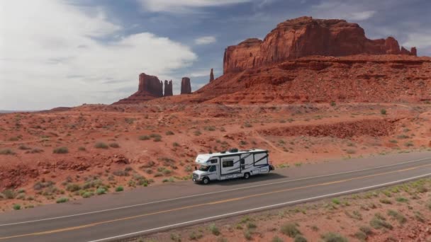 犹他州纪念碑谷的一辆房车停在路边的空中景观 — 图库视频影像
