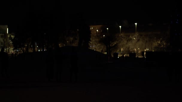 灯火通明的无线电塔为冬夜的节庆活动增添了蓝色的光芒 — 图库视频影像