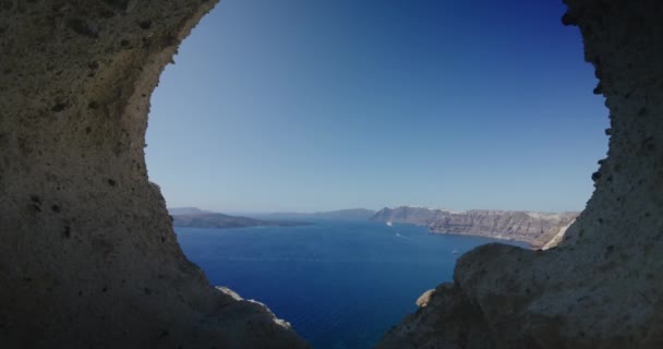 Walkthrough Heart Santorini Cave Cliffside View Greece — ストック動画