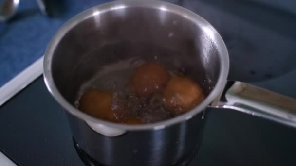 Ovos Marrons Fervendo Dentro Uma Panela Água Movimento Lento Extremo — Vídeo de Stock