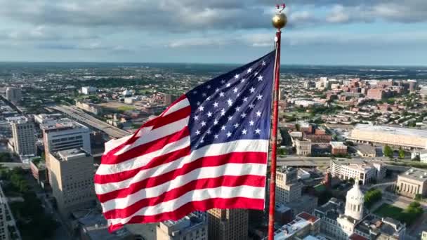 美国国旗缓缓飘扬在马里兰州巴尔的摩上空 市政厅清晰可见 — 图库视频影像