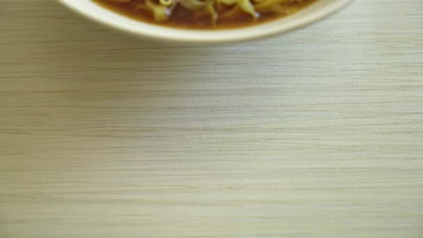 Macarrão Ovo Com Pato Cozido Sopa Marrom Estilo Comida Asiática — Vídeo de Stock