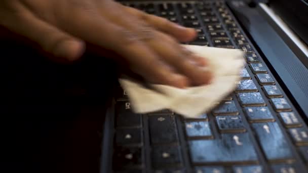 Minoritas Etnis Hand Cleaning Laptop Keyboard Dengan Antibakteri Wipe Tutup — Stok Video