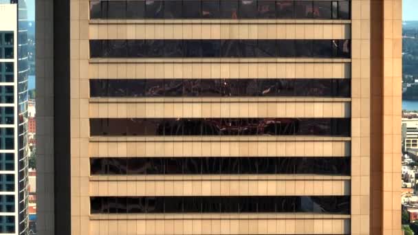 Transamerica Building Rising Aerial Reveal Long Zoom Downtown Baltimore — Vídeo de stock