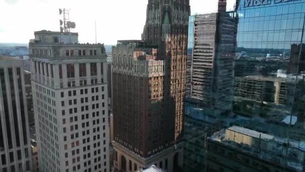 Aerial Rises Bank Bank America Building Downtown Baltimore Sunny Day — Stok video