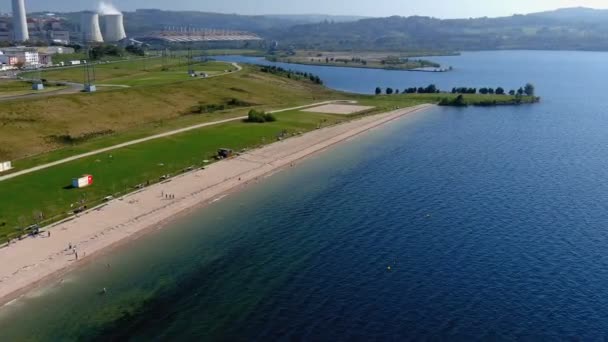 People Enjoying Lake Beach Thermal Power Plant Gardens Clean Water — Vídeo de Stock